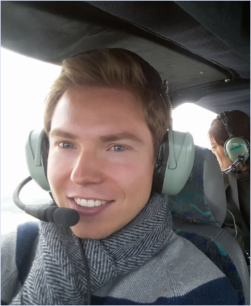 David Adamik im Flugzeug